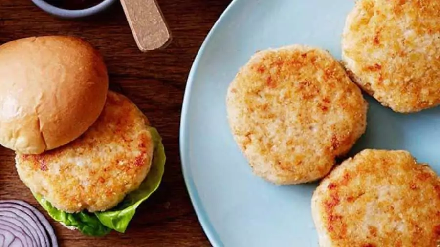 mesa com vários hamburguers de carne de frango
