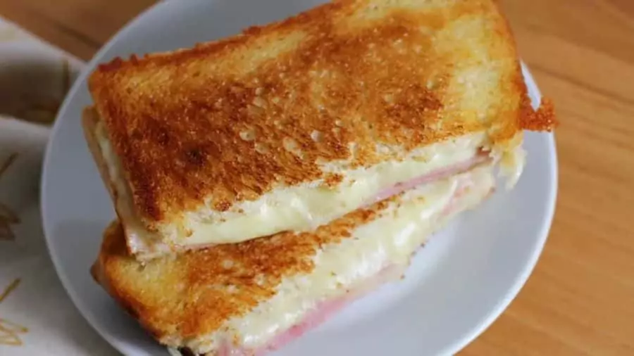 misto quente de sanduicheira com requeijão